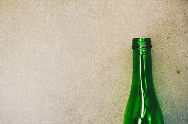 Высокоугольный Снимок Пустой Бутылки Грубой Поверхности — стоковое фото