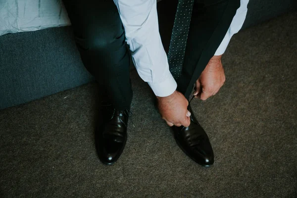 Tiro Perto Noivo Amarrando Seus Sapatos Dia Casamento — Fotografia de Stock