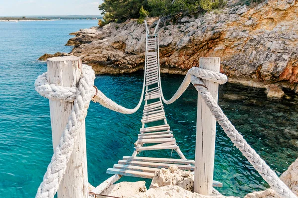 Ponte Legno Con Gradini Sul Mare Con Formazioni Rocciose — Foto Stock