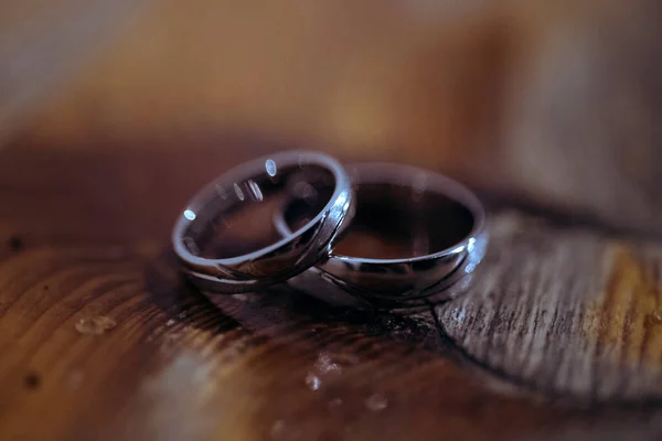 Foco Suave Anéis Casamento Prata Uma Mesa Madeira — Fotografia de Stock