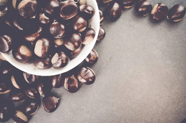 ヘーゼルナッツの鉢の高角度ショット — ストック写真