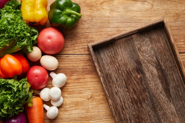 まな板と新鮮な野菜の上からの眺め — ストック写真