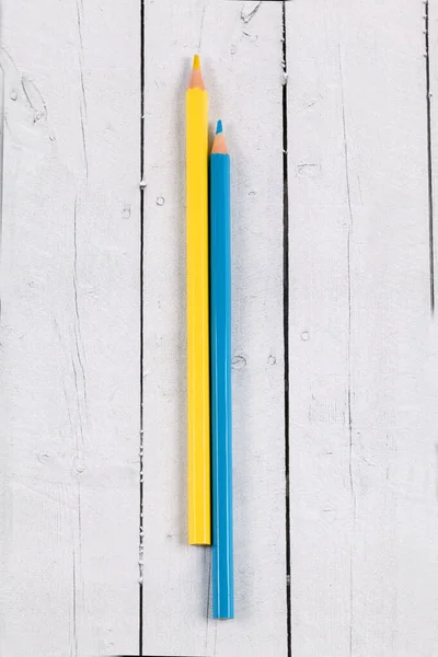 Tahta Masadaki Renkli Kalemlerin Dikey Üst Görünümü — Stok fotoğraf