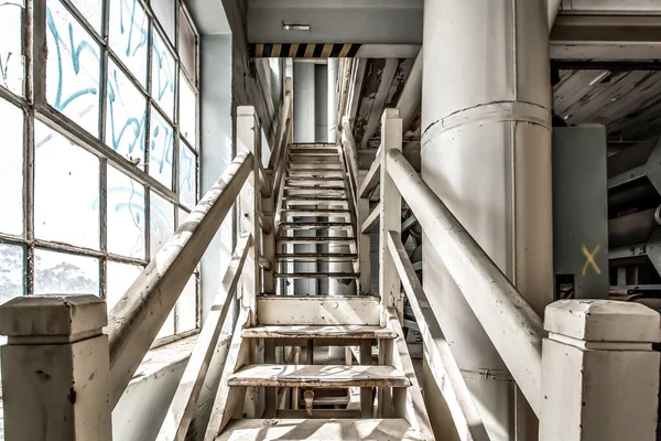 Ein Verlassenes Gebäude Mit Gespenstischen Industrietreppen — Stockfoto