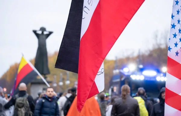 2020年11月18日 柏林警察与警察在胜利纵队举行的反对哥罗纳Covid 19法规和人权的示威 — 图库照片