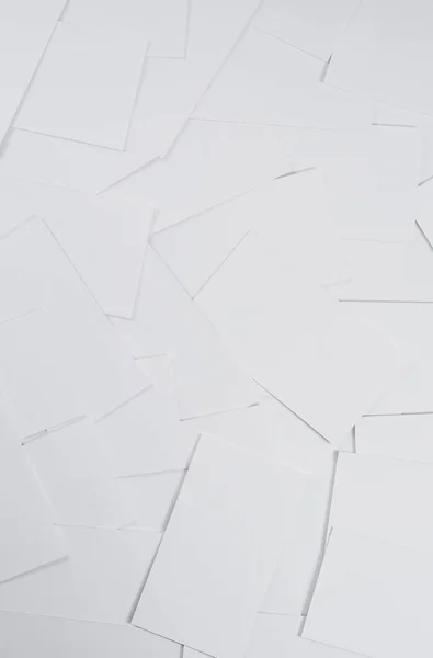 Tiro Vertical Papéis Branco Uma Superfície — Fotografia de Stock