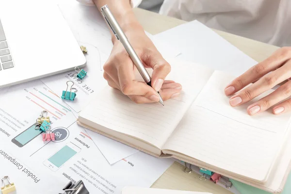 Una Mano Empresaria Escribiendo Sobre Papel Oficina — Foto de Stock