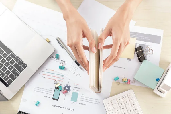 Une Main Femme Affaires Écrivant Sur Papier Dans Bureau — Photo