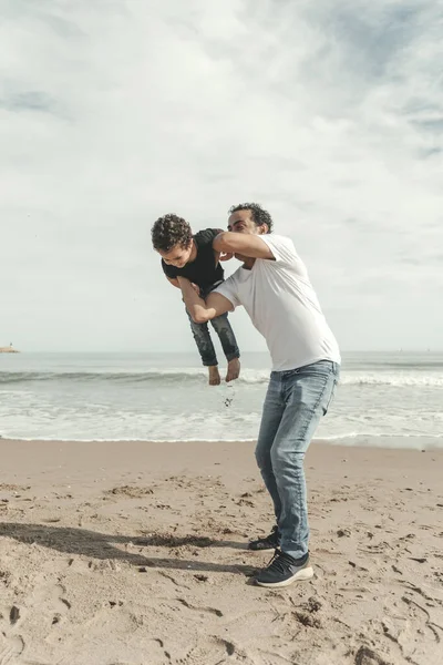 Прекрасный Снимок Отец Сын Веселятся Пляже — стоковое фото