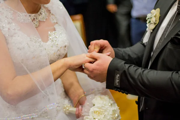 Vőlegény Gyűrűt Húzott Menyasszony Ujjára — Stock Fotó