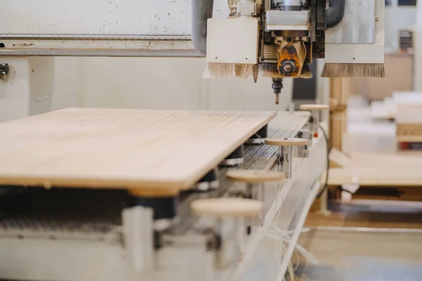 Primer Plano Una Máquina Tallar Madera Contrachapada Industrial Trabajo —  Fotos de Stock