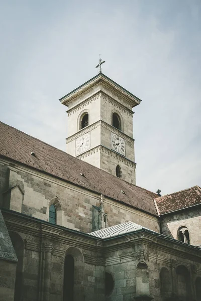 Χαμηλή Γωνία Κάθετη Λήψη Του Ρωμαιοκαθολικού Καθεδρικού Ναού Του Αγίου — Φωτογραφία Αρχείου