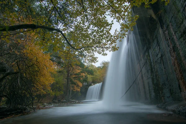 Beautiful Shot Waterfall Gushing Lake Forest — Stock Photo, Image