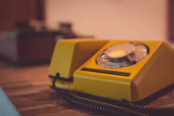 Een Close Van Een Oude Gele Telefoon Een Houten Tafel — Stockfoto