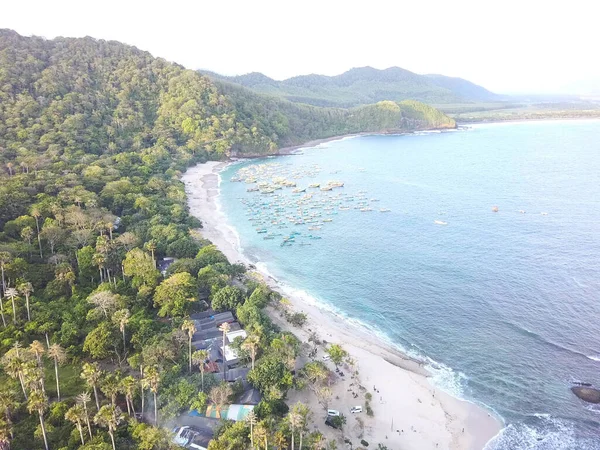 Una Vista Aérea Los Árboles Colinas Orillas Del Mar Con — Foto de Stock