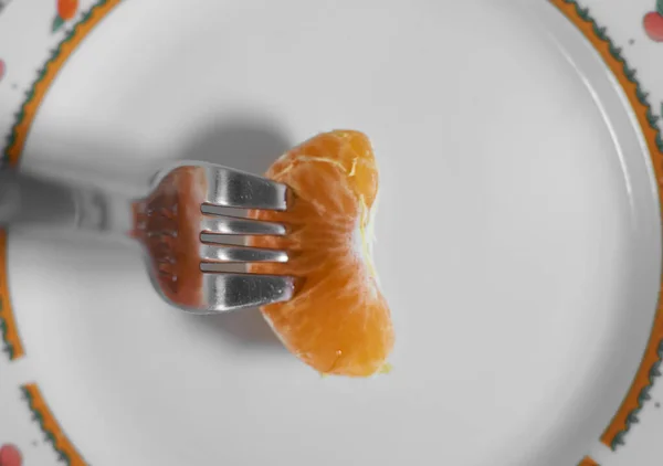 Plan Angle Élevé Une Mandarine Une Fourchette Sur Une Assiette — Photo