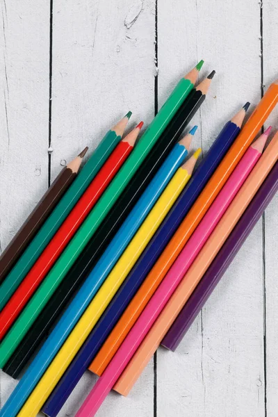 Tahta Masadaki Renkli Kalemlerin Dikey Üst Görünümü — Stok fotoğraf