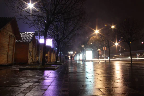 Calçada Pavimentada Com Pequenas Casas Árvores Nuas Fica Noite — Fotografia de Stock