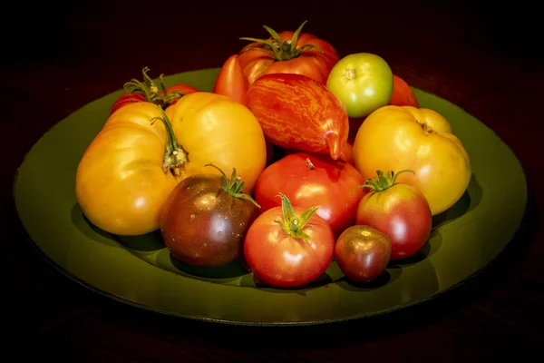 Gros Plan Tomates Biologiques Sur Une Assiette Nature Morte — Photo
