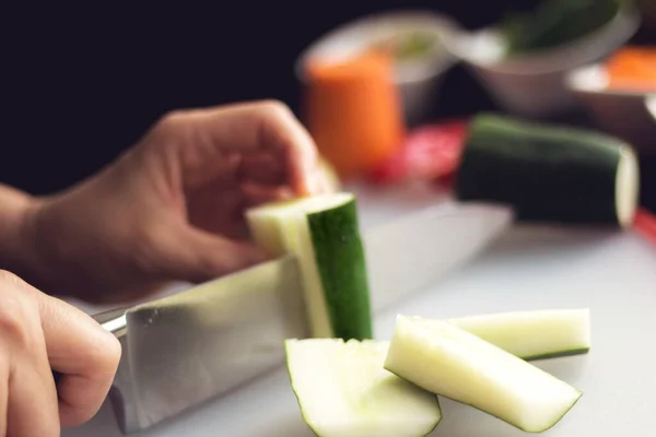 Close Uma Fêmea Cortando Pepino Cozinha — Fotografia de Stock