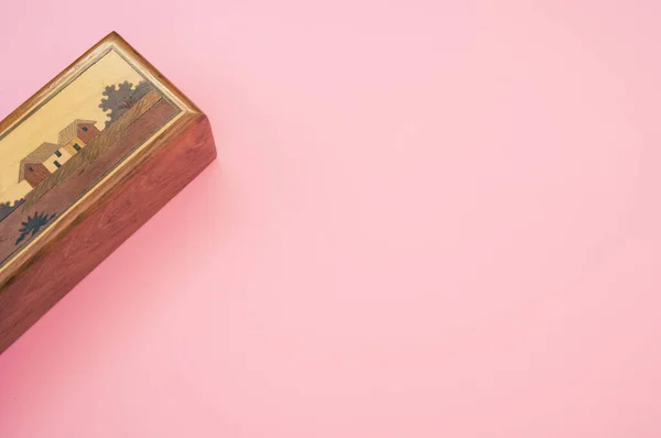 Vysokoúhlý Snímek Zdobené Dřevěné Krabice Růžovém Povrchu — Stock fotografie