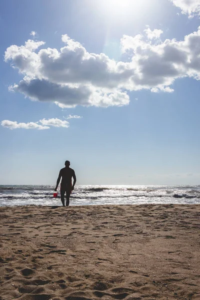 Tiro Vertical Uma Silhueta Jovem Com Balde Areia Uma Praia — Fotografia de Stock