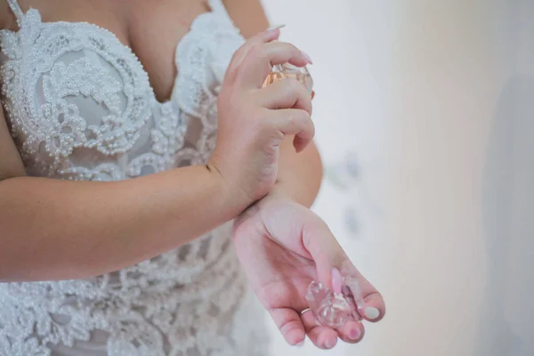 Close Noiva Vestido Colocando Perfume Suas Mãos Com Fundo Embaçado — Fotografia de Stock