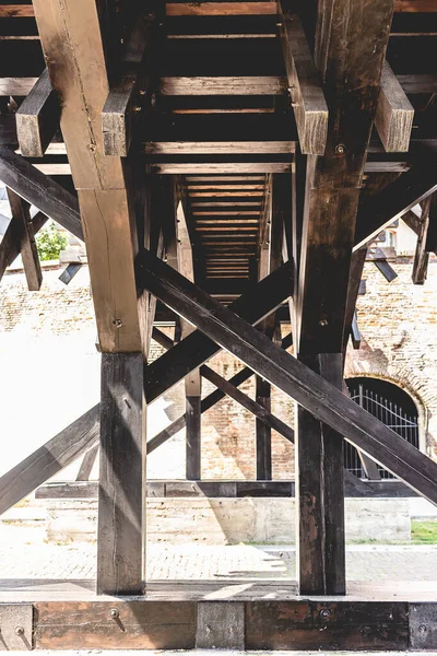 罗马尼亚阿尔巴卡罗来纳城堡木桥细节的特写垂直拍摄 — 图库照片