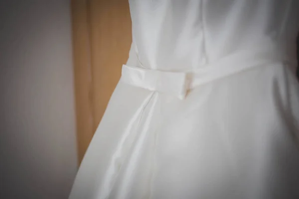 ブライダルホワイトのドレスの概念的なショット — ストック写真
