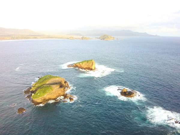 Güneşli Bir Günde Denizdeki Kayaların Kayalıkların Havadan Görüntüsü — Stok fotoğraf