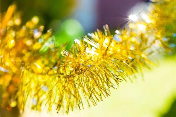 Ett Makro Skott Gula Tinsel För Juldekorationer Royaltyfria Stockfoton