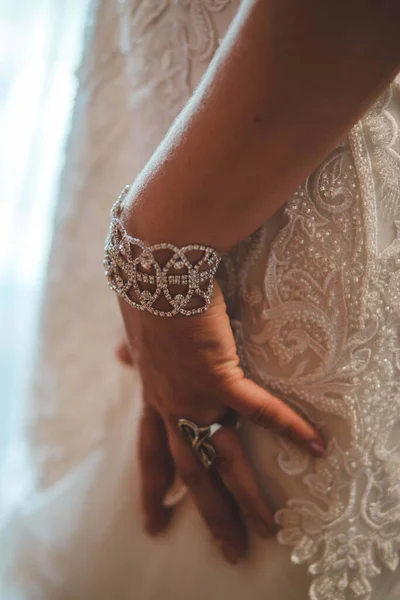 白い美しいブライダルドレスで花嫁の銀のブレスレットのクローズアップビュー — ストック写真