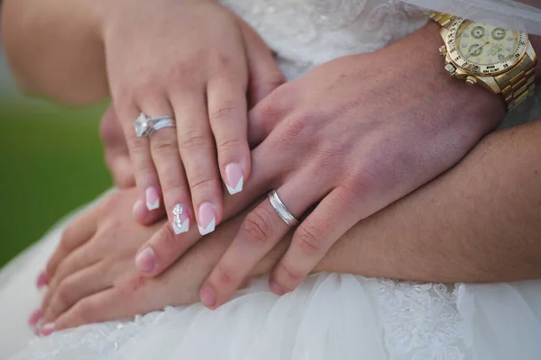 Mãos Casal Casamentos Sobre Outro — Fotografia de Stock