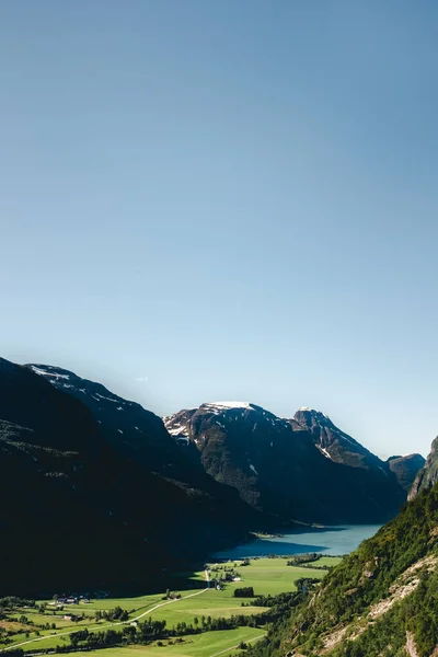 Plano Vertical Hermoso Paisaje Montañoso Noruega — Foto de Stock