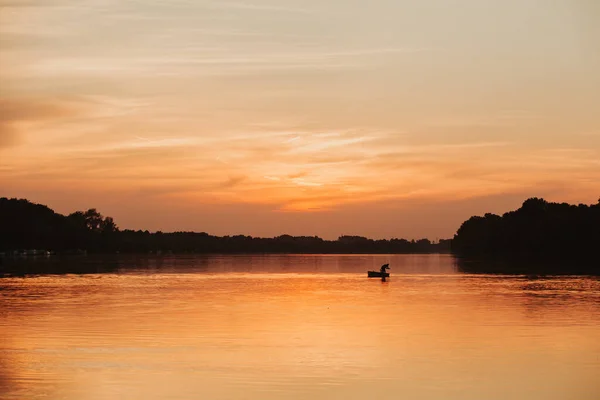 Uma Silhueta Pescador Barco Lago Durante Pôr Sol — Fotografia de Stock