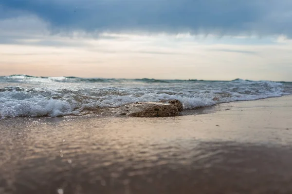 Kumlu Bir Sahilde Güzel Bir Dalga Görüntüsü — Stok fotoğraf