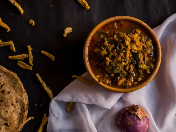 Верхній Вид Смачного Індійського Вегетаріанського Сочевичного Супу Цибулею Тортільєю — стокове фото