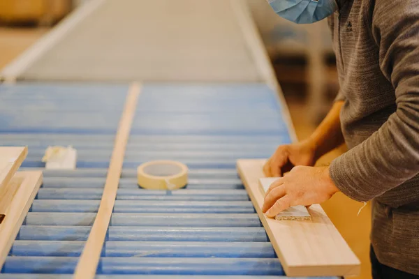Close Carpinteiro Trabalhando Pedaço Madeira Compensada — Fotografia de Stock