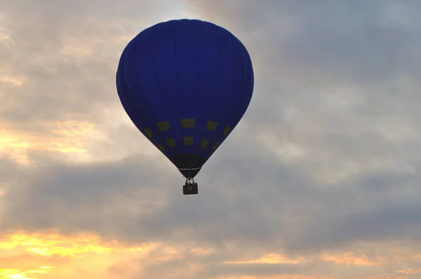 Belo Tiro Balão Quente Azul Contra Céu Pôr Sol — Fotografia de Stock