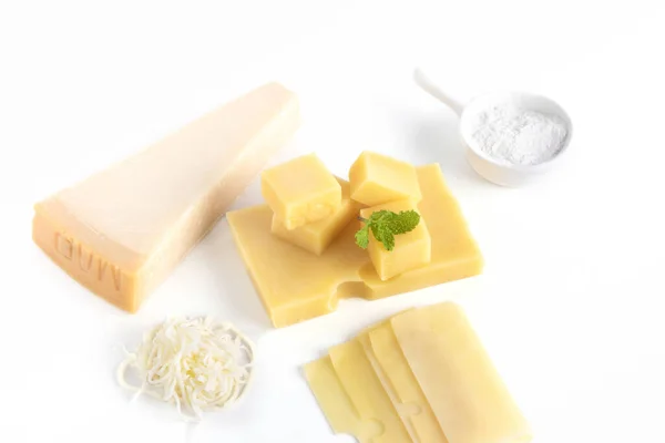 Высокоугольный Снимок Кусочка Сыра Пармезан Швейцарского Сыра Белом Фоне — стоковое фото