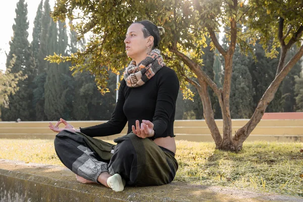 Porträt Einer Kaukasischen Frau Sitzen Die Freien Einem Park Yoga — Stockfoto