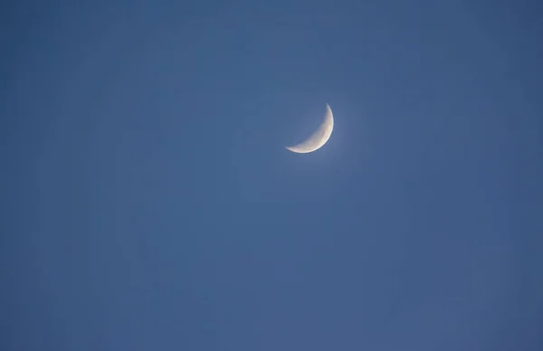 Uma Lua Crescente Bonita Contra Céu Noturno Escuro — Fotografia de Stock