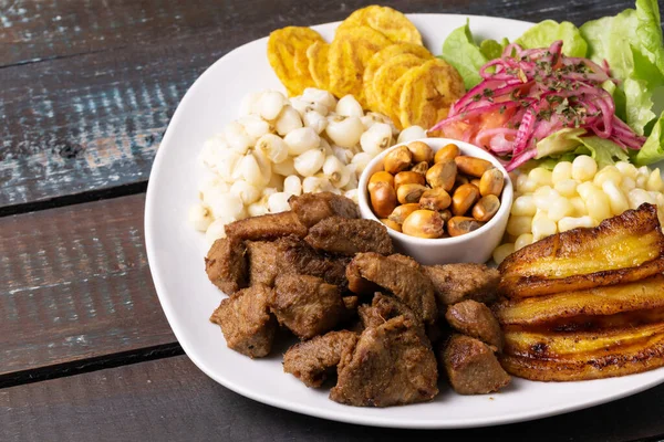 Primer Plano Pollo Frito Con Granos Maíz Chips Plátano Ensalada —  Fotos de Stock