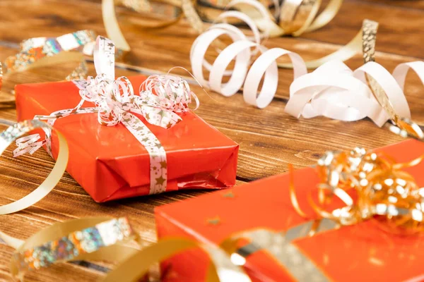 크리스마스 선물과 표면의 곱슬곱슬 리본의 부드러운 — 스톡 사진