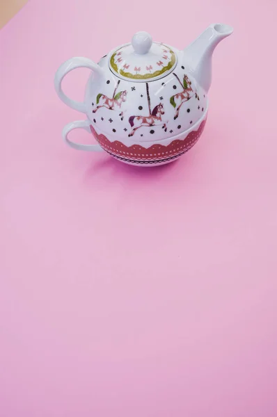 Een Verticale Shot Van Decoratieve Theepot Met Kopje Geïsoleerd Roze — Stockfoto