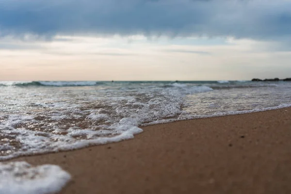Krásný Záběr Vln Písečné Pláži — Stock fotografie