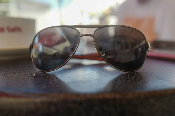 Eine Nahaufnahme Von Reflektierenden Fliegerbrillen Auf Einem Tisch — Stockfoto