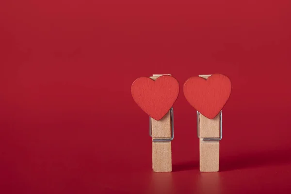 Pinzas Madera Con Corazones Sobre Fondo Rojo — Foto de Stock