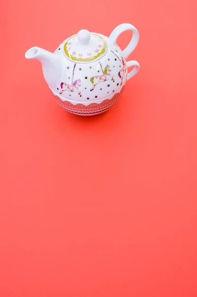 Вертикальный Снимок Декоративного Чайника Красном Фоне — стоковое фото
