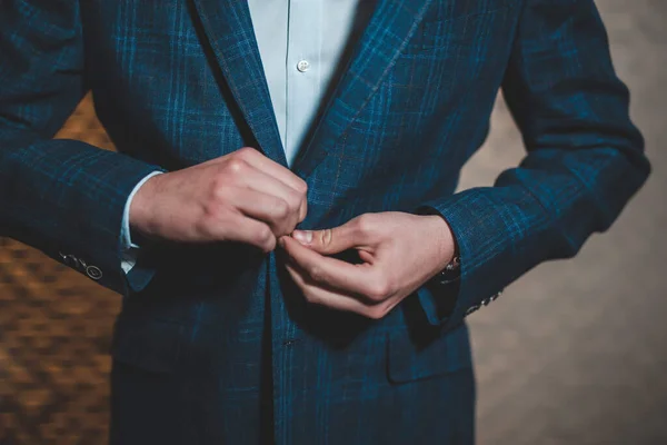 Enfoque Superficial Hombre Adulto Abotonando Chaqueta Azul Con Fondo Borroso —  Fotos de Stock